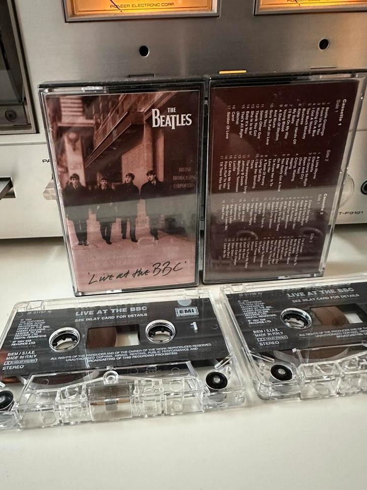 The Beatles - Live at the BBC (2-cassette | 1994), Cd's en Dvd's, Cassettebandjes, Zo goed als nieuw, Pop, 1 bandje, Ophalen of Verzenden