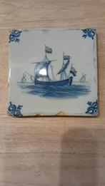 Oude wandtegel met zeilschip Makkum Tichelaar, Antiek en Kunst, Antiek | Wandborden en Tegels, Ophalen of Verzenden