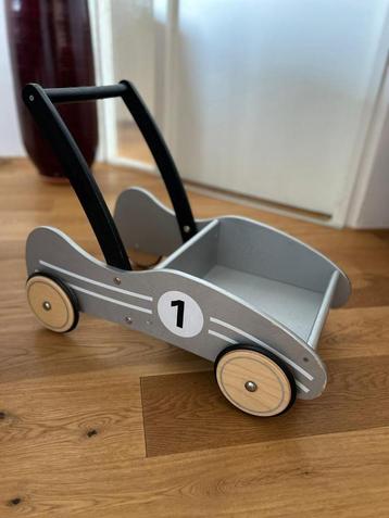 Houten loopwagen beschikbaar voor biedingen