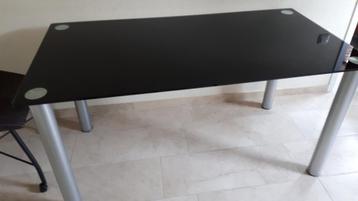 Zwarte glazen tafel beschikbaar voor biedingen