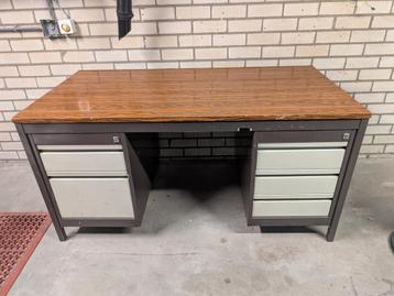 Industriële Werkbank / Bureau beschikbaar voor biedingen