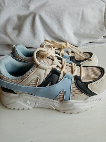 Nieuwe Sneakers /sportschoenen. Maat 37 beschikbaar voor biedingen