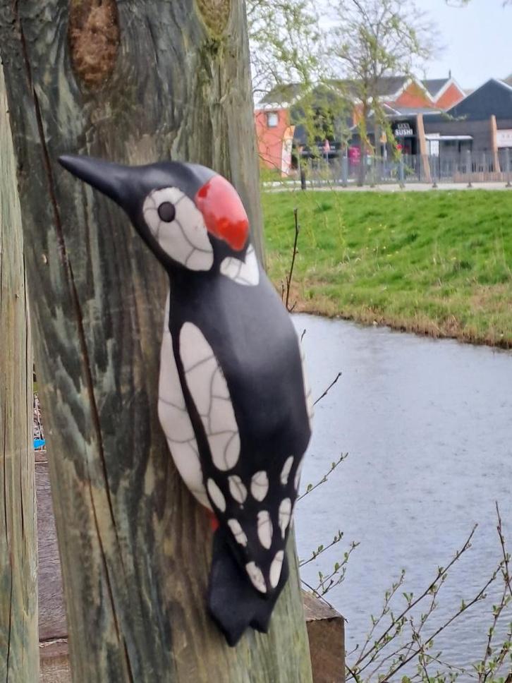grote bonte specht keramiek raku vogel, Tuin en Terras, Tuinbeelden, Nieuw, Dierenbeeld, Overige materialen, Ophalen of Verzenden