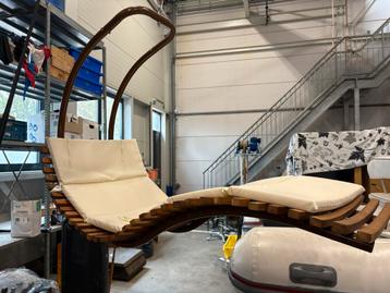 Mooie Houten Hangstoel met Kussens beschikbaar voor biedingen