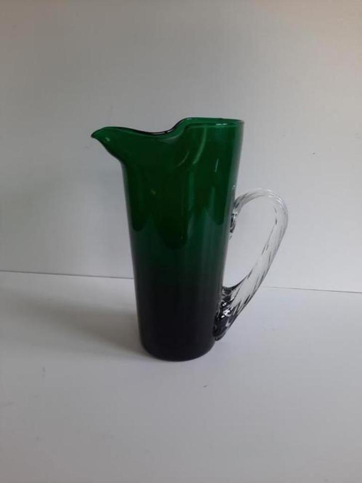 Boussu design schenkkan - waterkan van groen glas, Huis en Inrichting, Keuken | Servies, Zo goed als nieuw, Overige typen, Overige stijlen