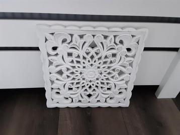 Leuk wit ornament voor aan de muur.  beschikbaar voor biedingen