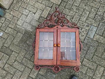 schitterende  antiek wandvitrinekastje met glas in lood  beschikbaar voor biedingen