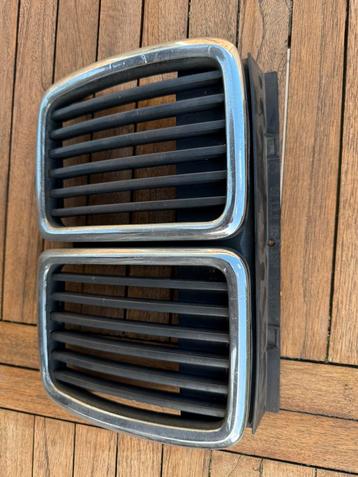 BMW E30 grillen / nieren. 2 stuks maar slechts 1 chroomlijst beschikbaar voor biedingen