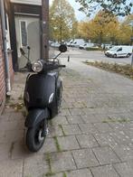 Zwarte Scooter, merk Momo!, Fietsen en Brommers, Snorfietsen en Snorscooters, Ophalen of Verzenden, Zo goed als nieuw, Benzine