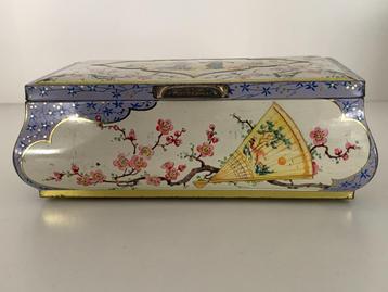 vintage koekblik beschikbaar voor biedingen