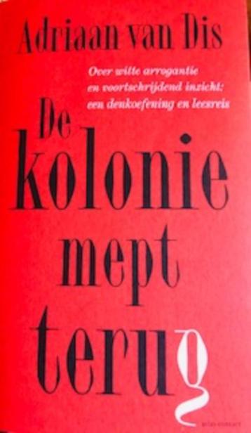 Met stempel gesigneerd, Adriaan v Dis, De kolonie mept terug