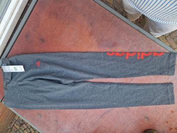 Adidas legging  grijs maat S  met rood logo beschikbaar voor biedingen
