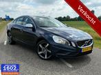Volvo S60 1.6 T3 Aut R-Design 150pk | VERKOCHT, Auto's, 15 km/l, 4 cilinders, 150 pk, Blauw