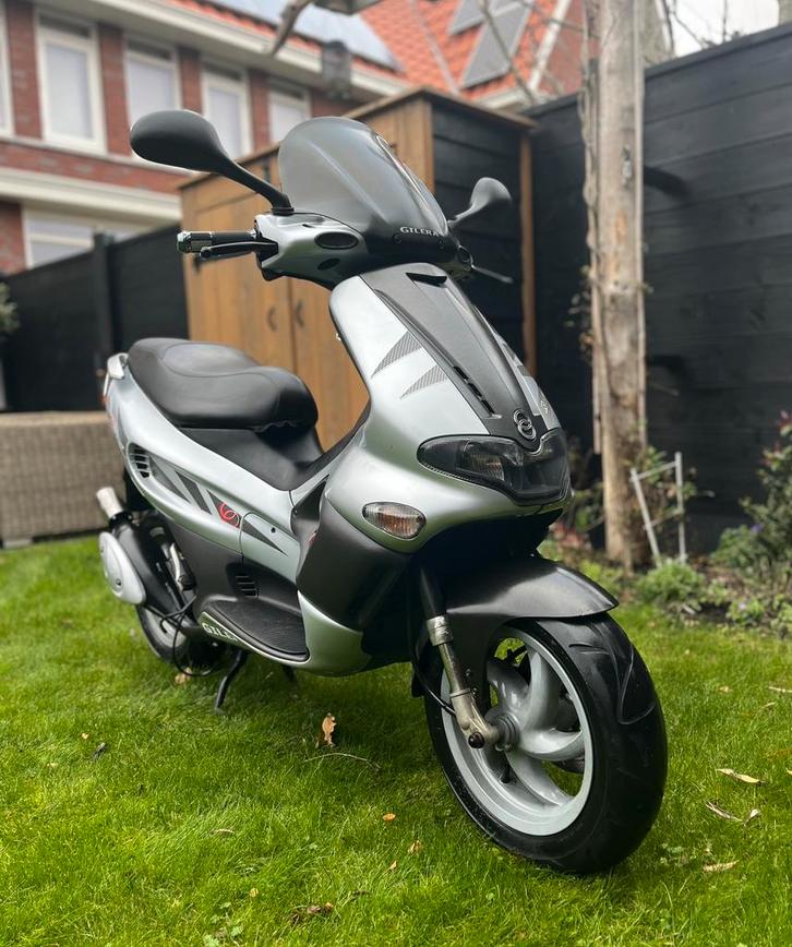 Gilera runner, Fietsen en Brommers, Scooters | Piaggio, Zo goed als nieuw, Overige modellen, Maximaal 45 km/u, Benzine, Ophalen of Verzenden