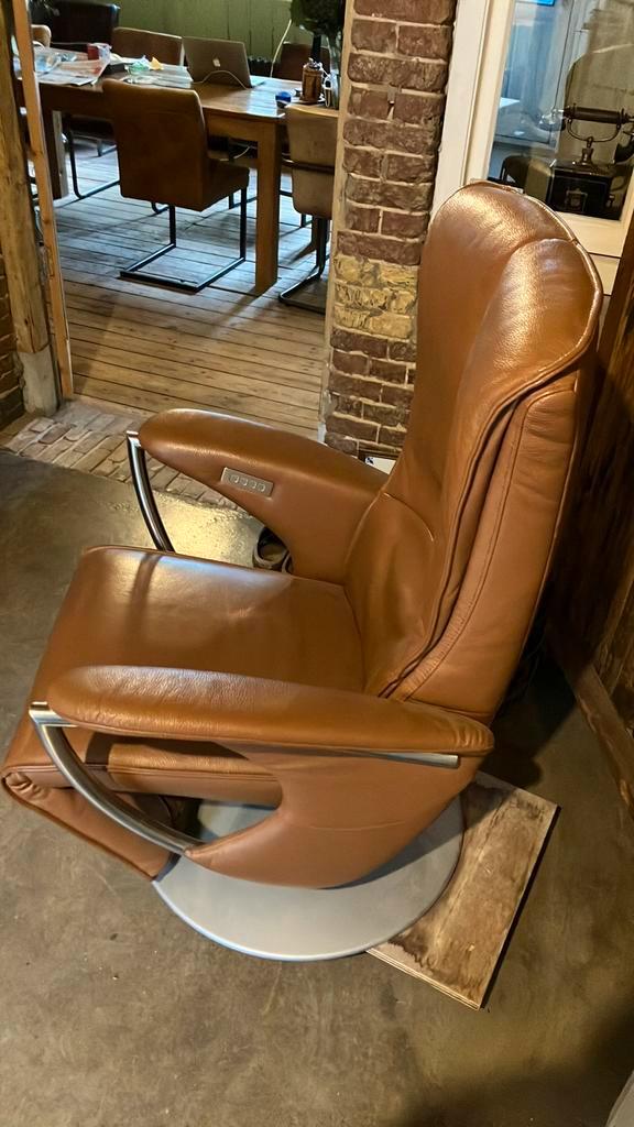 Relaxfauteuil, rundlederen bekleding en elektrisch, Huis en Inrichting, Fauteuils, Zo goed als nieuw, Leer, 50 tot 75 cm, Minder dan 75 cm