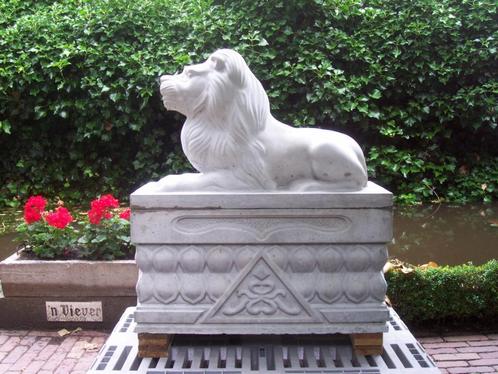 Betonnen leeuw op sokkel, Tuin en Terras, Tuinbeelden, Nieuw, Dierenbeeld, Beton, Ophalen