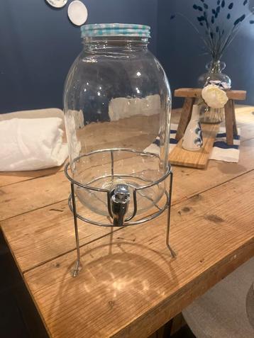Glazen drankdispenser met kraan beschikbaar voor biedingen