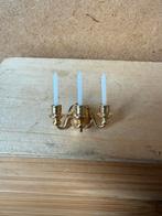 Kandelaar met kaarsen (muurdeco) hxbxd 3x3.2x1.5cm - messing, Verzamelen, Ophalen of Verzenden, Zo goed als nieuw, Poppenhuis