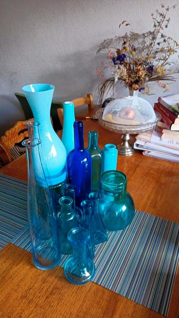 Set blauw glazen vazen beschikbaar voor biedingen