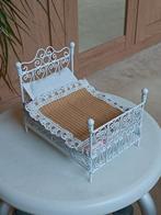 Mooi brocante bed met sprei en kussen poppenhuis, Verzamelen, Poppenhuizen en Toebehoren, Verzenden, Gebruikt, Poppenhuis
