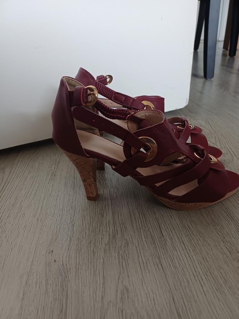 Te koop leuke schoenen met bandjes . Nooit gedragen, Kleding | Dames, Schoenen, Nieuw, Onbekend, Rood, Sandalen of Muiltjes