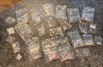 Mix van Bedels, Kralen en cabochons beschikbaar voor biedingen