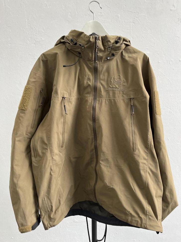 Arc'teryx Alpha LEAF Gen 1.0 Heren, Kleding | Heren, Jassen | Winter, Gedragen, Maat 52/54 (L), Beige, Ophalen of Verzenden