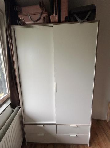 Mooie witte kledingkast (IKEA) beschikbaar voor biedingen