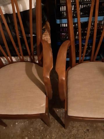 Houten armleuningen stoelen beschikbaar voor biedingen