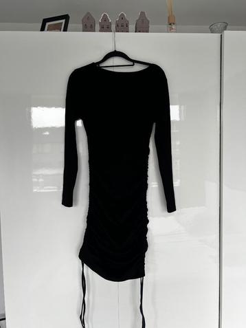 Zwart jurkje met lange mouwen verstelbare lengte en maat S  beschikbaar voor biedingen