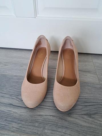 Clarks pumps maat 37.5 zo goed als nieuw.
1 keer gedragen, beschikbaar voor biedingen