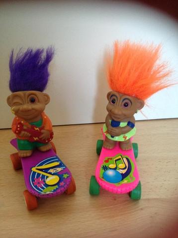 trollen trols popjes op zelf rijdend skateboard L13 cm       beschikbaar voor biedingen