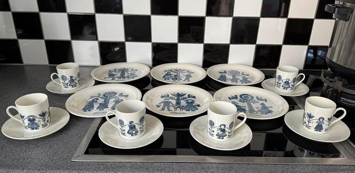 6 klederdracht ontbijtbordjes en kopjes Regout Leeuwenzegel, Antiek en Kunst, Antiek | Servies compleet, Ophalen of Verzenden