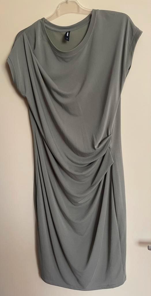 Flatterende jurk van Shoeby, Kleding | Dames, Jurken, Zo goed als nieuw, Maat 38/40 (M), Groen, Onder de knie, Ophalen of Verzenden