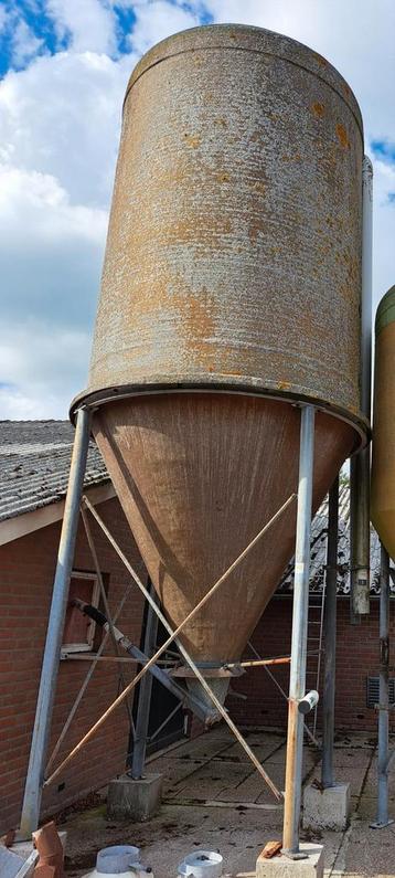 7 voersilo's 5 tot 12 ton beschikbaar voor biedingen