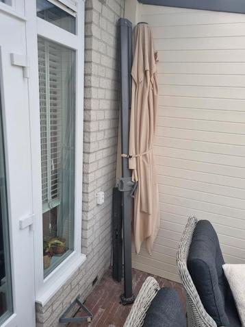 Grote zweef parasol beige beschikbaar voor biedingen