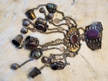 Zware Zilveren Chatelaine gemaakt in Turkmenistan ca 1880 beschikbaar voor biedingen