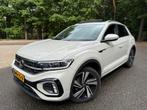 Volkswagen T-Roc R-Line Pano 1.5 DSG 2023 5 jaar garantie, Auto's, Volkswagen, 1498 cc, Zwart, 4 cilinders, Beige