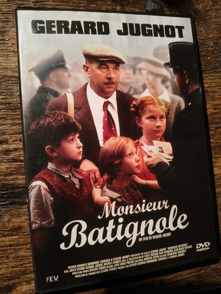 Monsieur Batignole - Gérard Jugnot 2002 Franse uitgave, Ophalen, Zo goed als nieuw, Frankrijk