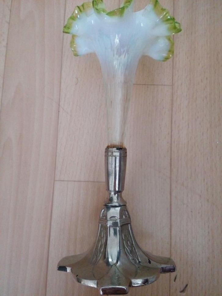 Flute groen wit met bewerkt voetje. hoogte 20/25 cm, Antiek en Kunst, Antiek | Glas en Kristal, Ophalen