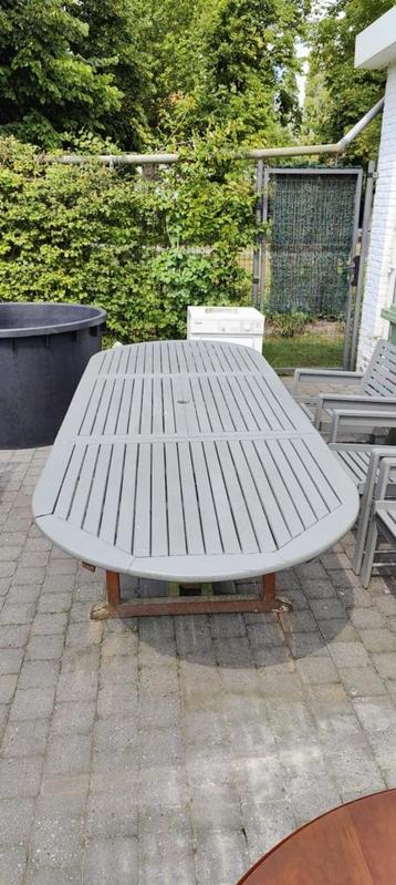 Terras tafel in teakhout  + 5 stoelen + 1 kapotte  beschikbaar voor biedingen