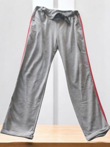 Broek grijs met rode zijstrepen L beschikbaar voor biedingen