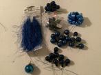 Tk 33 kleine blauwe kerstballen en sliertjes, bloemschikken, Diversen, Kerst, Ophalen of Verzenden
