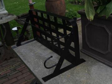 Zwarte Tuinwandrek/hangrek beschikbaar voor biedingen