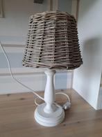 Schemerlampje witte houten voet met rieten kap, Ophalen of Verzenden, Minder dan 50 cm, Hout, Landelijk