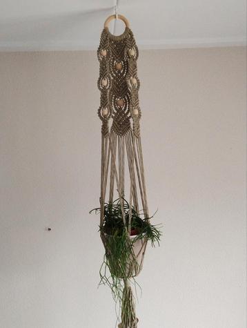 Macramé plantenhanger. Sisters Forever. beschikbaar voor biedingen