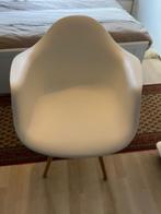 2 witte kuipstoelen met houten onderstel, Twee, Wit, Zo goed als nieuw, Ophalen