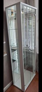 Vitrinekast met glazen deuren en verlichting, Ophalen, Met deur(en), 50 tot 100 cm, Zo goed als nieuw