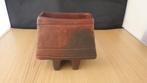 mooie roestbruine vaas in vierkanten vorm op pootjes, Gebruikt, Overige kleuren, Aardewerk of Porselein, Ophalen of Verzenden