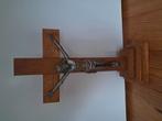 Groot oud houten kruis staand met Jezus, Verzamelen, Ophalen of Verzenden, Zo goed als nieuw, Beeld(je), Christendom | Katholiek